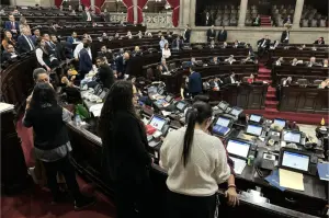 En madrugada, enmienda para incluir a salubristas al renglón 011 enfrenta a diputados