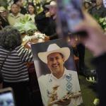 Familiares y amigos asisten al funeral del alcalde Carlos Manzo ayer domingo, en el municipio de Uruapan en Michoacán (México). EFE/ Iván Villanueva