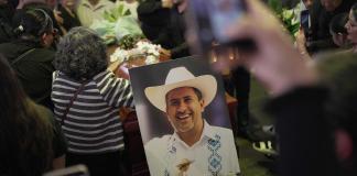 Familiares y amigos asisten al funeral del alcalde Carlos Manzo ayer domingo, en el municipio de Uruapan en Michoacán (México). EFE/ Iván Villanueva