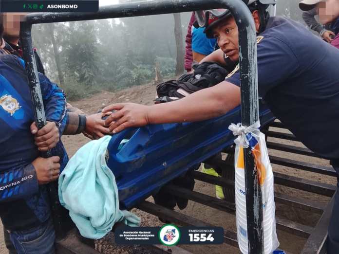 Bomberos atienden a hombre tras resultar con quemaduras durante recorrido en el volcán de Fuego.