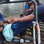 Bomberos atienden a hombre tras resultar con quemaduras durante recorrido en el volcán de Fuego.