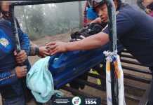 Bomberos atienden a hombre tras resultar con quemaduras durante recorrido en el volcán de Fuego.