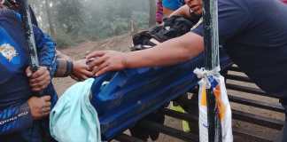 Bomberos atienden a hombre tras resultar con quemaduras durante recorrido en el volcán de Fuego.