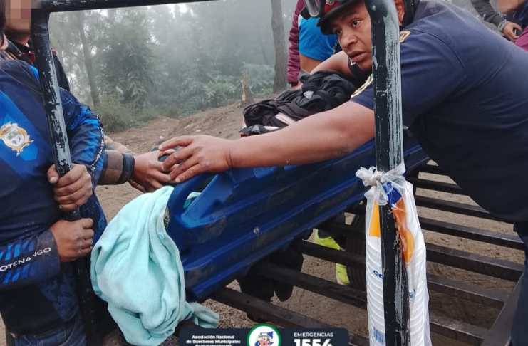Bomberos atienden a hombre tras resultar con quemaduras durante recorrido en el volcán de Fuego.