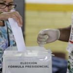 Una persona deposita su voto en una urna este domingo, en Tegucigalpa (Honduras).