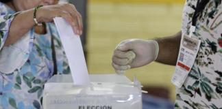 Una persona deposita su voto en una urna este domingo, en Tegucigalpa (Honduras).
