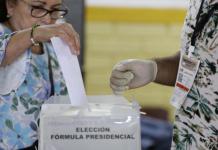 Elecciones en Honduras se desarrollan con alta afluencia y fuerte ambiente partidista Una persona deposita su voto en una urna este domingo, en Tegucigalpa (Honduras).