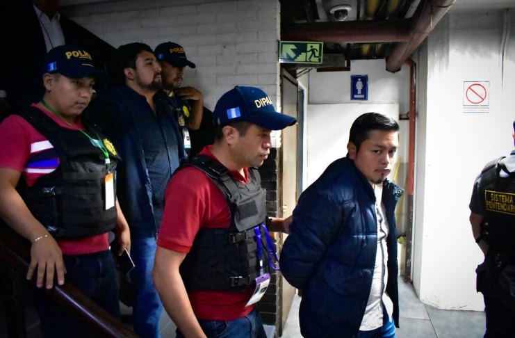 El juez décimo penal, Víctor Cruz, concedió medidas sustitutivas a favor de dos estudiantes vinculados al caso Toma Usac. Foto La Hora: Daniel Ramírez