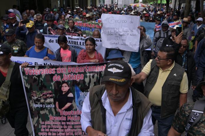 Bloqueos por parte de veterano y expatrulleros. Foto La Hora: Fabricio Alonzo.