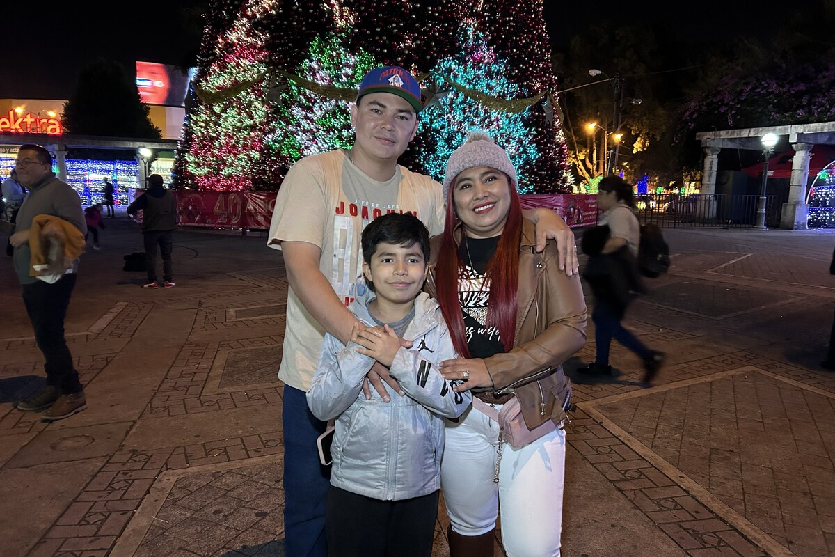 Las familias guatemaltecas desde niños visitan con alegría el Árbol Gallo. Foto: La Hora/ Daniel Ramírez.