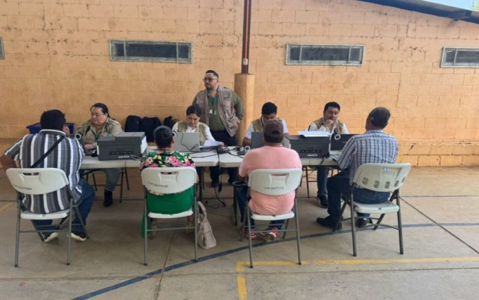 Ciudadanos mexicanos desplazados hacia territorio guatemalteco. Foto La Hora: IGM.