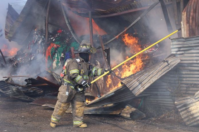 Los Bomberos Voluntarios lograron controlar el incendio registrado en la recicladora ubicada en la zona 7 de la capital. Foto La Hora: Bomberos Voluntarios