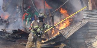 Los Bomberos Voluntarios lograron controlar el incendio registrado en la recicladora ubicada en la zona 7 de la capital. Foto La Hora: Bomberos Voluntarios