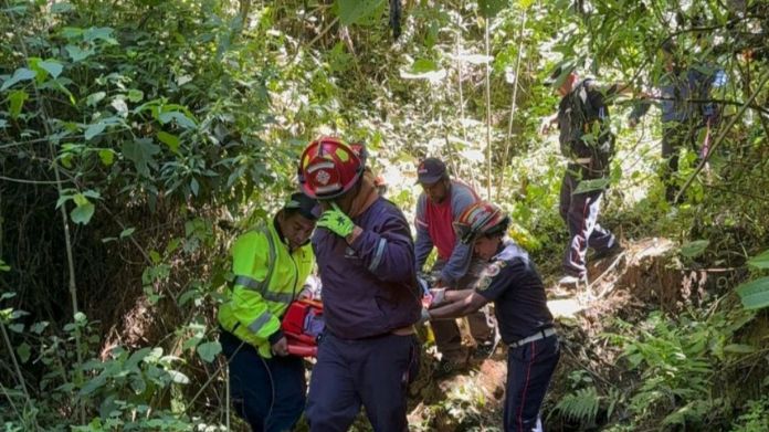 Rescate_Asonbomd Patzicía Los Bomberos Municipales Departamentales informaron que la mujer había salido a recoger leña desde el jueves. Foto La Hora: Asonbomd.