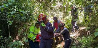 Encuentran con vida a mujer que estaba desaparecida en Patzicía Los Bomberos Municipales Departamentales informaron que la mujer había salido a recoger leña desde el jueves. Foto La Hora: Asonbomd.