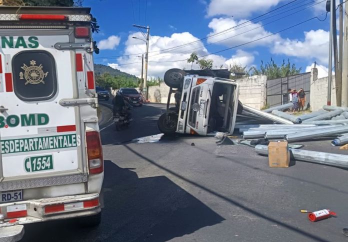 El camión que trasladaba rollos de lámina quedó obstaculizando un carril de la cuesta El Zope. Foto La Hora: ASONBOMD