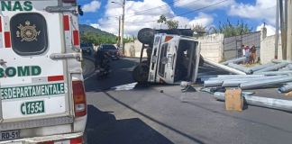 El camión que trasladaba rollos de lámina quedó obstaculizando un carril de la cuesta El Zope. Foto La Hora: ASONBOMD