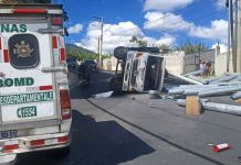 Accidente afecta movilidad vehicular en la cuesta El Zope, Bárcenas El camión que trasladaba rollos de lámina quedó obstaculizando un carril de la cuesta El Zope. Foto La Hora: ASONBOMD