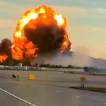 Unas tres personas murieron y once resultaron heridas en el accidente este martes de un avión de carga en Kentucky. Foto La Hora: EFE