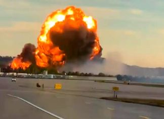 Unas tres personas murieron y once resultaron heridas en el accidente este martes de un avión de carga en Kentucky. Foto La Hora: EFE