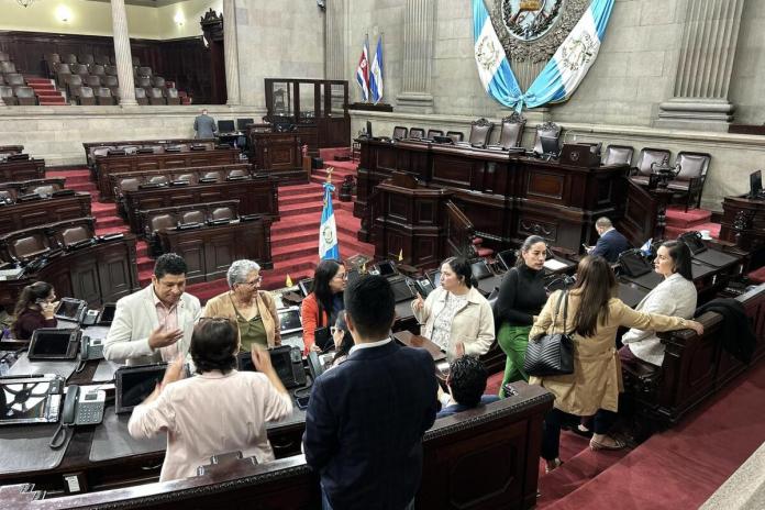 Pocos diputados asistieron al Congreso de la República y no se avanzó con a la interpelación. Foto: La Hora / José Orozco