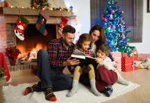Celebración navideña que refuerza la comunicación entre los miembros del hogar. Foto: Freepik