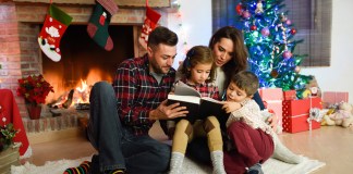 Celebración navideña que refuerza la comunicación entre los miembros del hogar. Foto: Freepik
