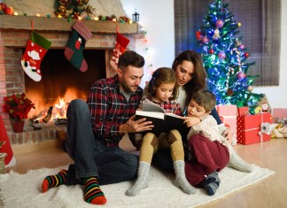 Celebración navideña que refuerza la comunicación entre los miembros del hogar. Foto: Freepik