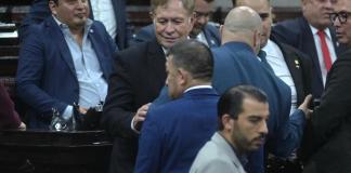 El diputado Luis Contreras Colindres recibe el saludo de sus compañeros luego de ser electo como presidente del Congreso para 2026. Foto: La Hora / José Orozco