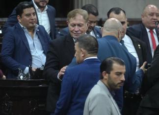 El diputado Luis Contreras Colindres recibe el saludo de sus compañeros luego de ser electo como presidente del Congreso para 2026. Foto: La Hora / José Orozco