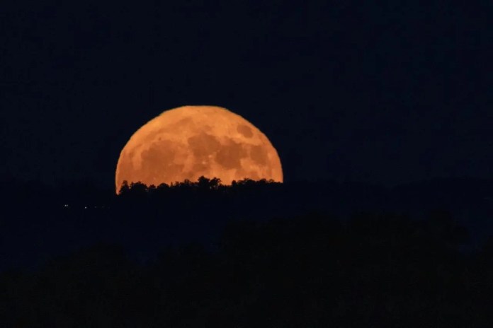 Una superluna se eleva sobre Huntsville, Alabama, sede del Centro de Vuelos Espaciales Marshall de la NASA, el 19 de agosto de 2024 Foto: La Nasa
