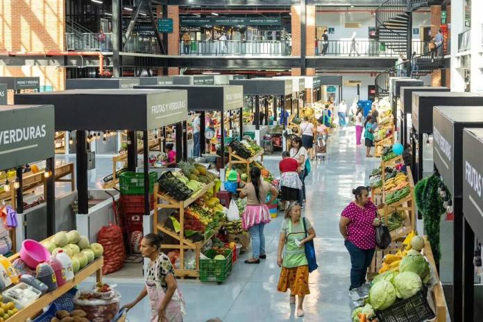 mercado san miguelito El Mercado San Miguelito en El Salvador, reabrió sus puertas a cuatro años de que un incendio consumiera la antigua central de abastos. Foto La Hora: Dirección de Mercados Nacionales, El Salvador