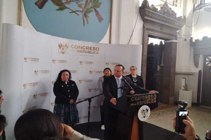 ministrodesarrollosocialinter El ministro de Desarrollo, Abelardo Pinto, señala que más de un año ha esperando para llegar a la interpelación en el Congreso. Foto: La Hora