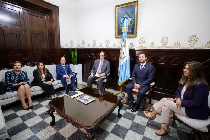 Integrantes de la misión de observación de la OEA se reúnen con el presidente del Congreso, Nery Ramos. Foto: Organismo Legislativo