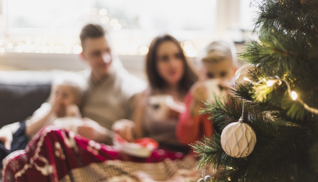 Navidad en familia, más allá de los regalos, momentos que perduran. Foto: Freepik.