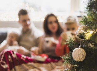Navidad en familia, más allá de los regalos, momentos que perduran. Foto: Freepik.
