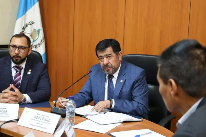 ovalleinterpelacion El diputado de la UNE, Miguel Ovalle, comentó que informó a la jefatura de la bancada la decisión de la interpelación a la ministra de Ambiente. Foto: Congreso de la República