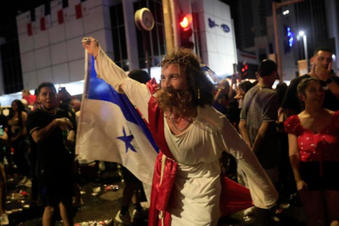 La selección de Panamá se clasifica a su segundo mundial de mayores Aficionados de Panamá celebran la clasificación al Mundial de 2026 en la madrugada de este miércoles, en Ciudad de Panamá. Foto: La Hora/EFE