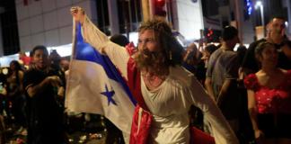 Aficionados de Panamá celebran la clasificación al Mundial de 2026 en la madrugada de este miércoles, en Ciudad de Panamá. Foto: La Hora/EFE