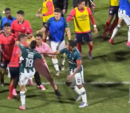El juego entre Municipal y Antigua finalizó en pelea. Foto La Hora: redes sociales