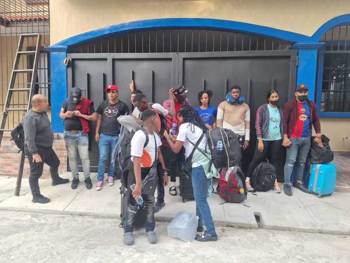 pnc migrantes (1) Localizan a 12 extranjeros que eran trasladados en un bus durante operativo en Colomba, Costa Cuca Foto: PNC