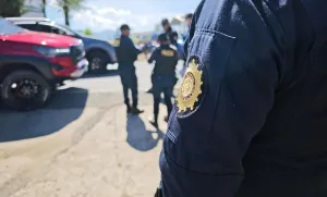 Mingob confirma liberación de agentes de la PNC retenidos durante inspección en finca de Petén