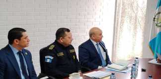 El director del Sistema Penitenciario, Guillemo López, izquierda, el director de la PNC, David Boteo, centro, y el viceministro de Gobernación, Estuardo Solórzano, derecha, acuden a citación con el diputado José Chic. para informar por la búsqueda de los reos fugados Foto: La Hora