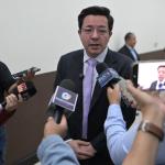 El presidente de la comisión de Finanzas, Julio Héctor Estrada, comenta por la discusión del proyecto de presupuesto general de 2026. Foto: La Hora / Fabricio Alonzo