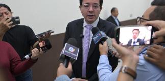 El presidente de la comisión de Finanzas, Julio Héctor Estrada, comenta por la discusión del proyecto de presupuesto general de 2026. Foto: La Hora / Fabricio Alonzo