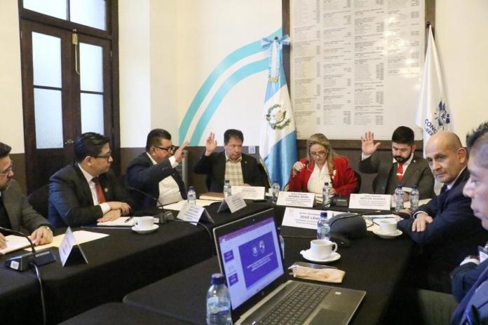 El presidente de EPQ, José Lemus, se presentó a la reunión de la comisión legislativa de Comunicaciones, y explicó la situación del Puerto Quetzal. Foto: Congreso de la Repúblicaa