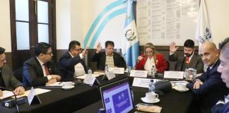 El presidente de EPQ, José Lemus, se presentó a la reunión de la comisión legislativa de Comunicaciones, y explicó la situación del Puerto Quetzal. Foto: Congreso de la Repúblicaa