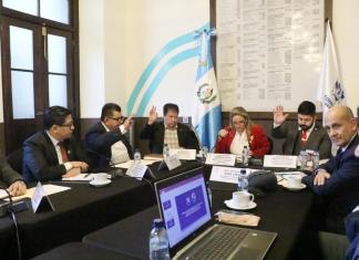 El presidente de EPQ, José Lemus, se presentó a la reunión de la comisión legislativa de Comunicaciones, y explicó la situación del Puerto Quetzal. Foto: Congreso de la Repúblicaa