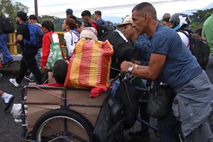 Personas caminan en una caravana migratoria con destino a Estados Unidos en el municipio de Tapachula, estado de Chiapas (México). Foto: La Hora/ EFE/ Juan Manuel Blanco