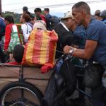 Personas caminan en una caravana migratoria con destino a Estados Unidos en el municipio de Tapachula, estado de Chiapas (México). Foto: La Hora/ EFE/ Juan Manuel Blanco